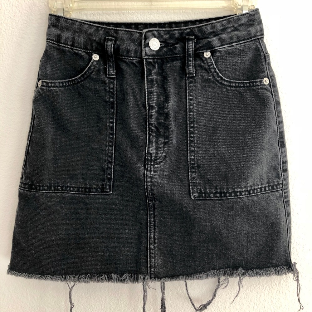 Cute black skirt!